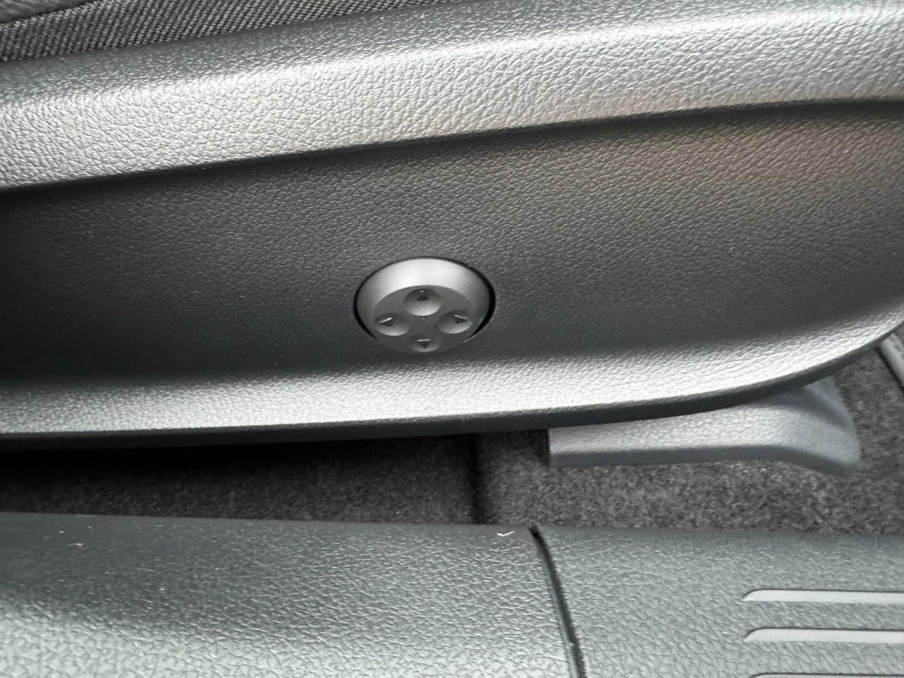 Mercedes-Benz CLA Vehicle Full-screen Gallery Image 19