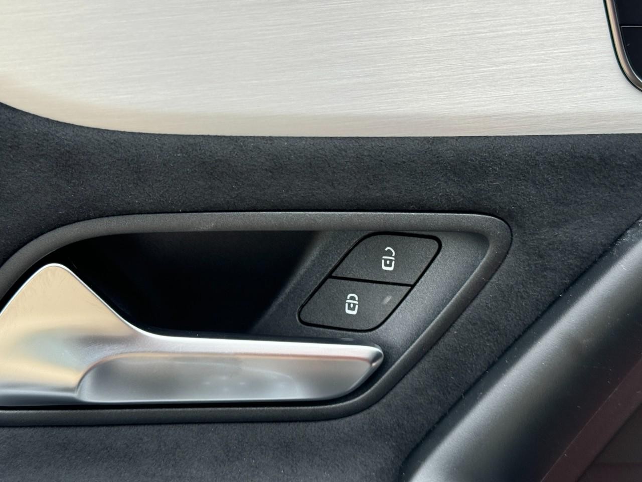 Mercedes-Benz CLA Vehicle Full-screen Gallery Image 24