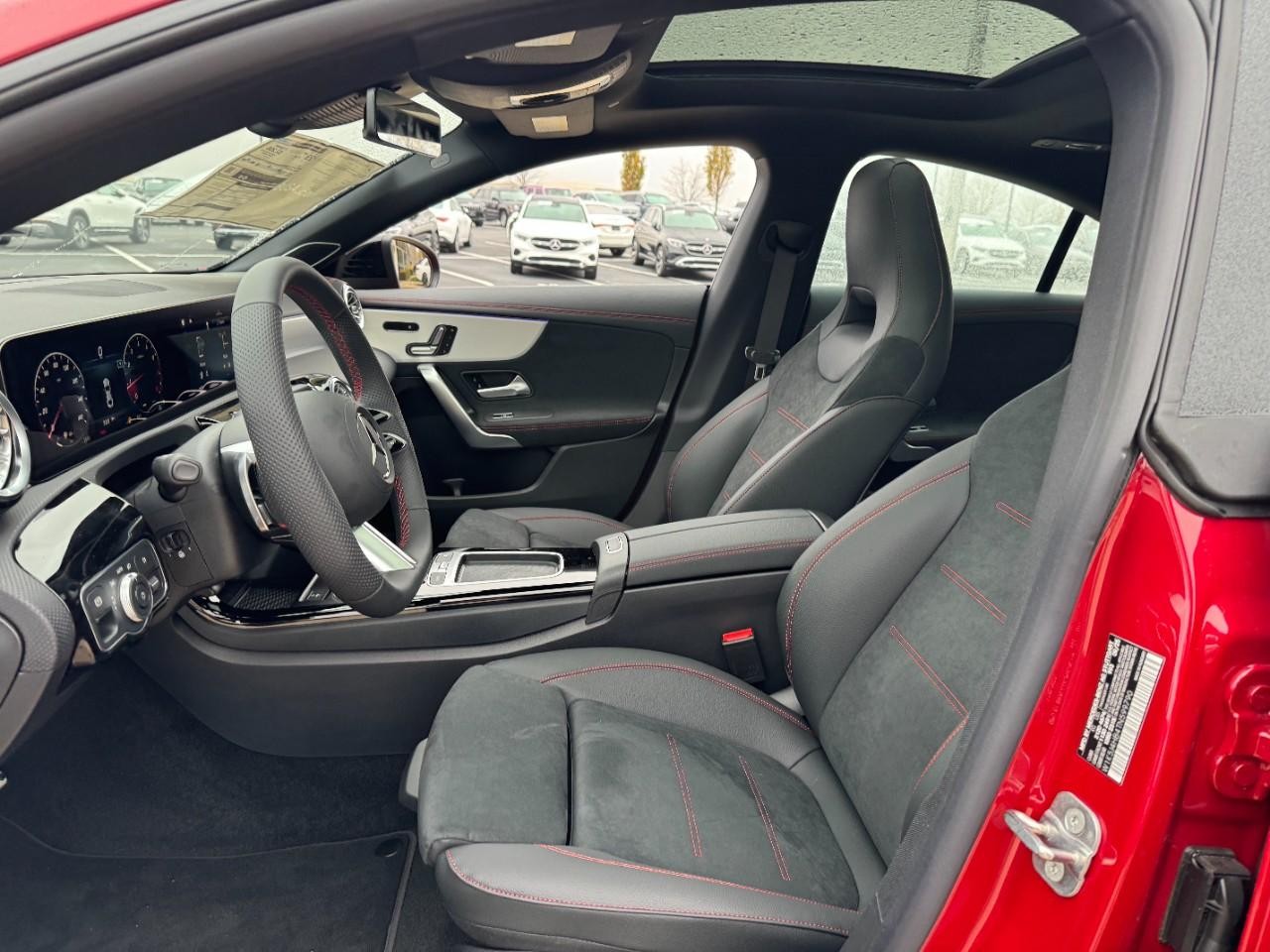 Mercedes-Benz CLA Vehicle Full-screen Gallery Image 27