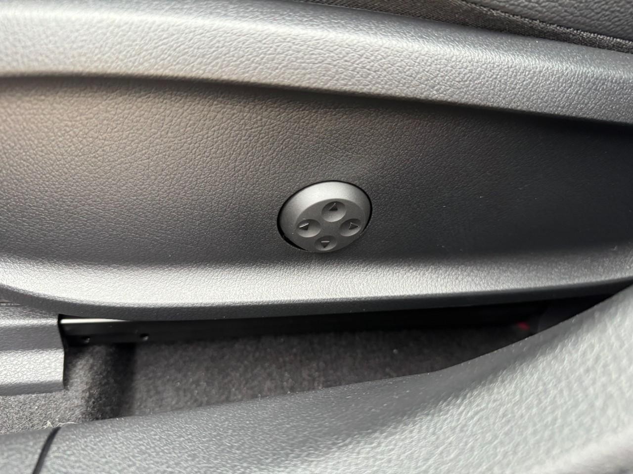 Mercedes-Benz CLA Vehicle Full-screen Gallery Image 29