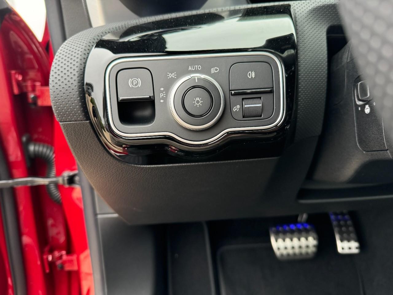 Mercedes-Benz CLA Vehicle Full-screen Gallery Image 30