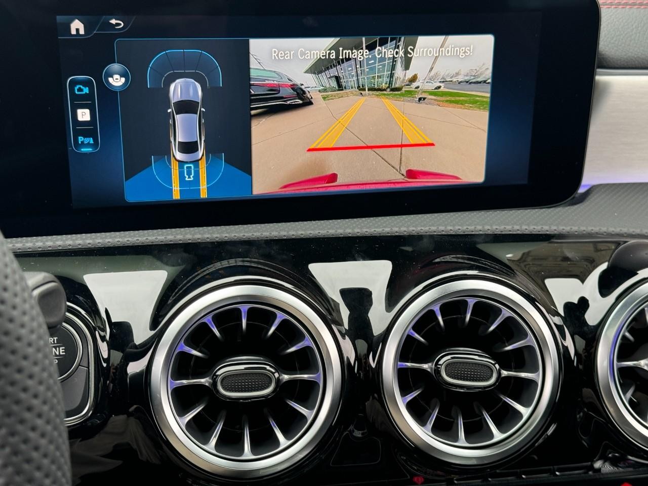 Mercedes-Benz CLA Vehicle Full-screen Gallery Image 35