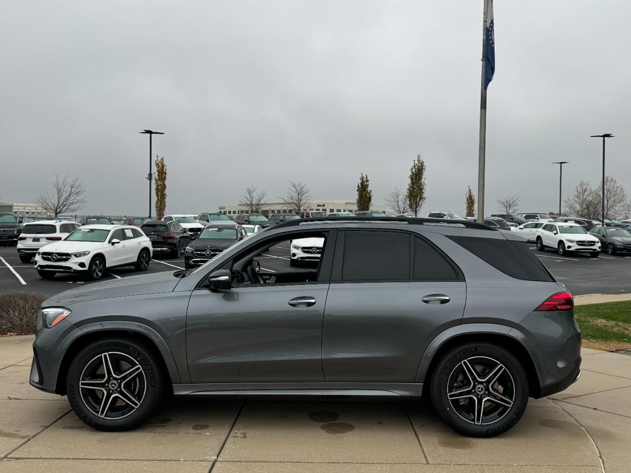 Mercedes-Benz GLE Vehicle Full-screen Gallery Image 2