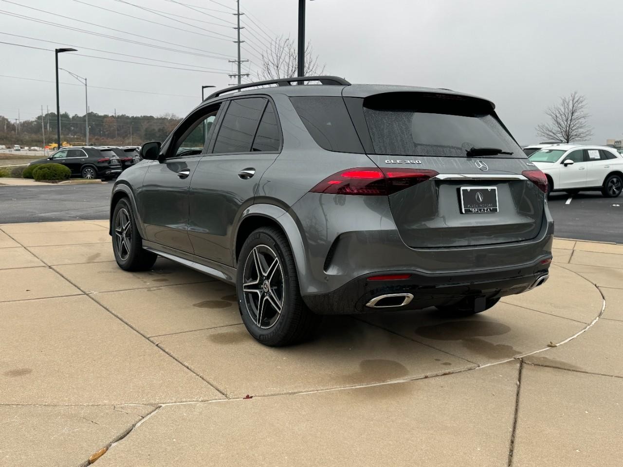 Mercedes-Benz GLE Vehicle Full-screen Gallery Image 3