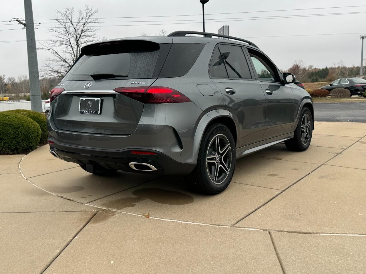 Mercedes-Benz GLE Vehicle Full-screen Gallery Image 4