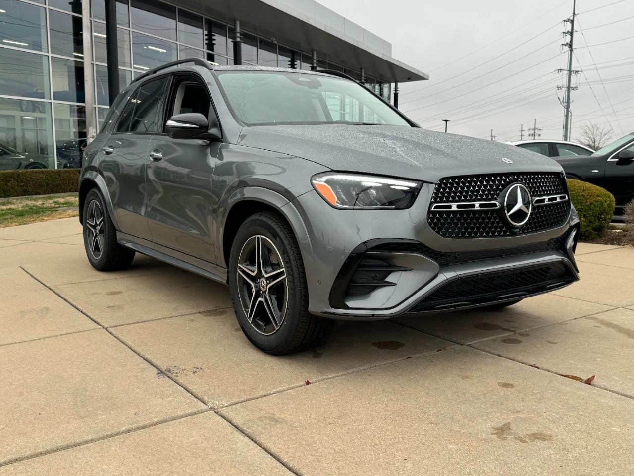 Mercedes-Benz GLE Vehicle Full-screen Gallery Image 6