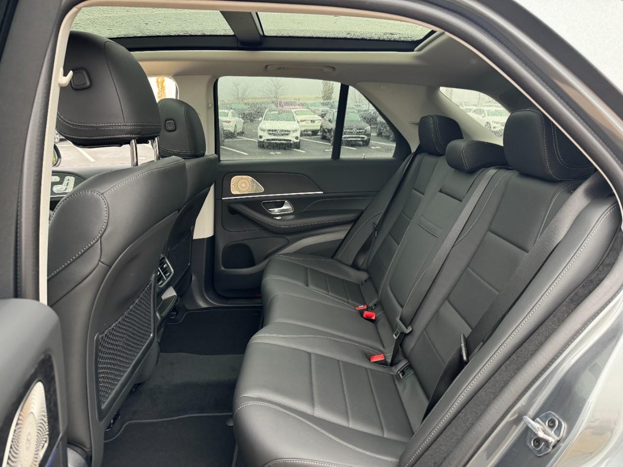 Mercedes-Benz GLE Vehicle Full-screen Gallery Image 8