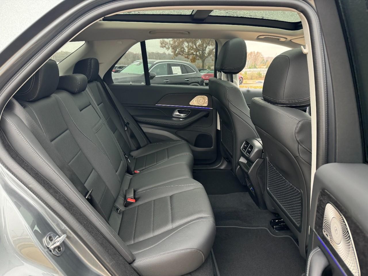 Mercedes-Benz GLE Vehicle Full-screen Gallery Image 10