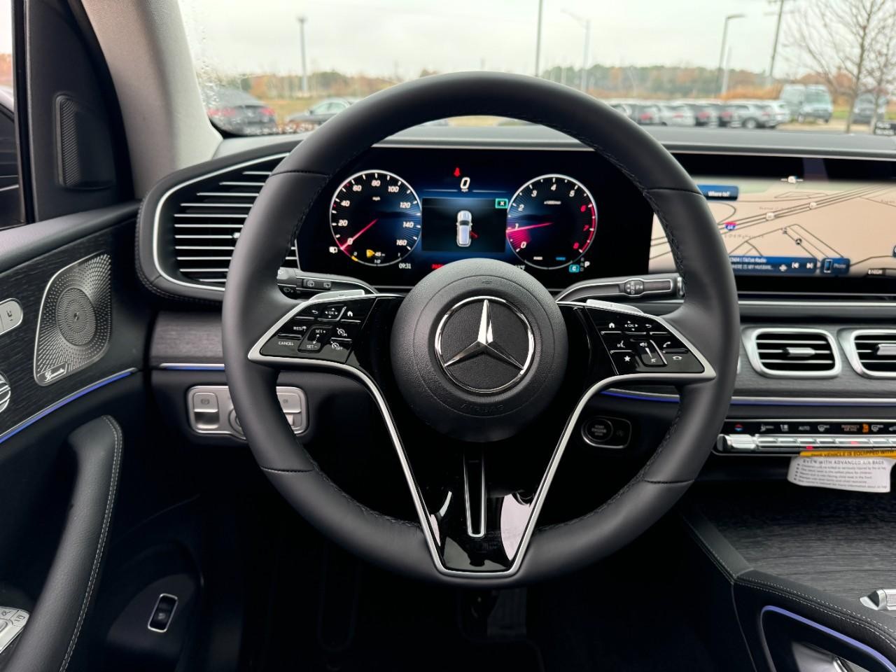 Mercedes-Benz GLE Vehicle Full-screen Gallery Image 13