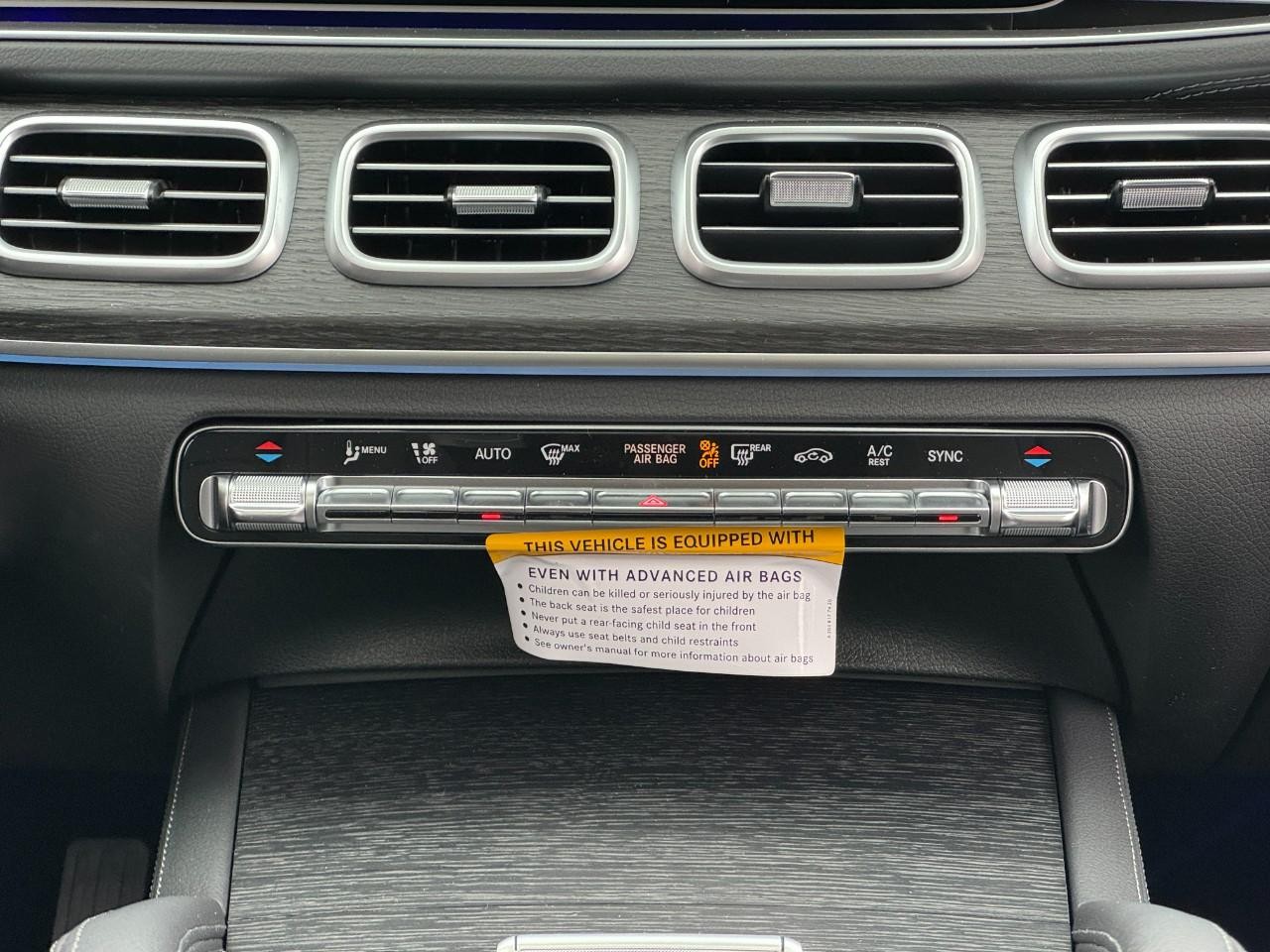 Mercedes-Benz GLE Vehicle Full-screen Gallery Image 15