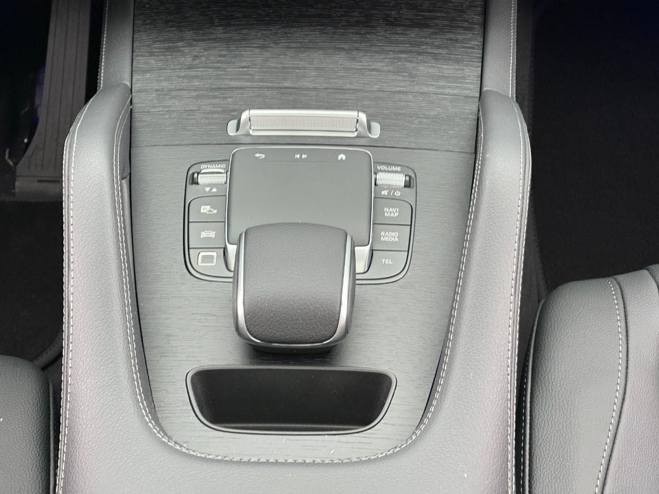 Mercedes-Benz GLE Vehicle Full-screen Gallery Image 16