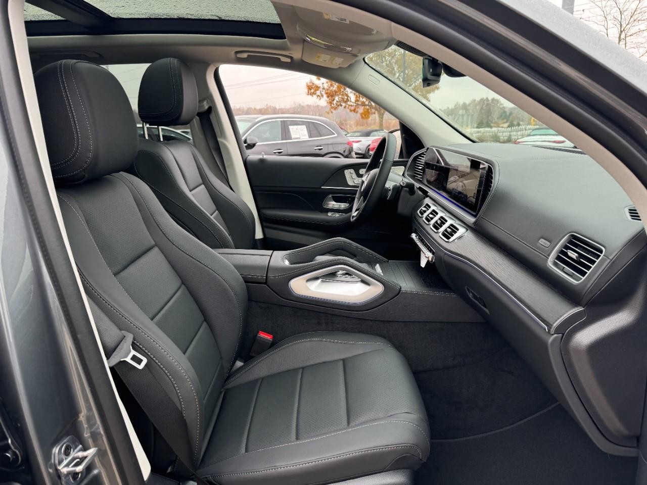 Mercedes-Benz GLE Vehicle Full-screen Gallery Image 18