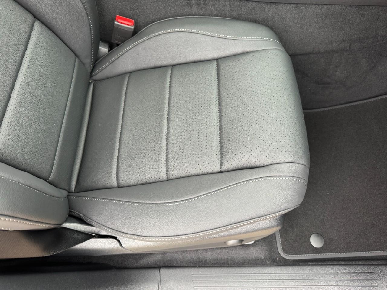 Mercedes-Benz GLE Vehicle Full-screen Gallery Image 19