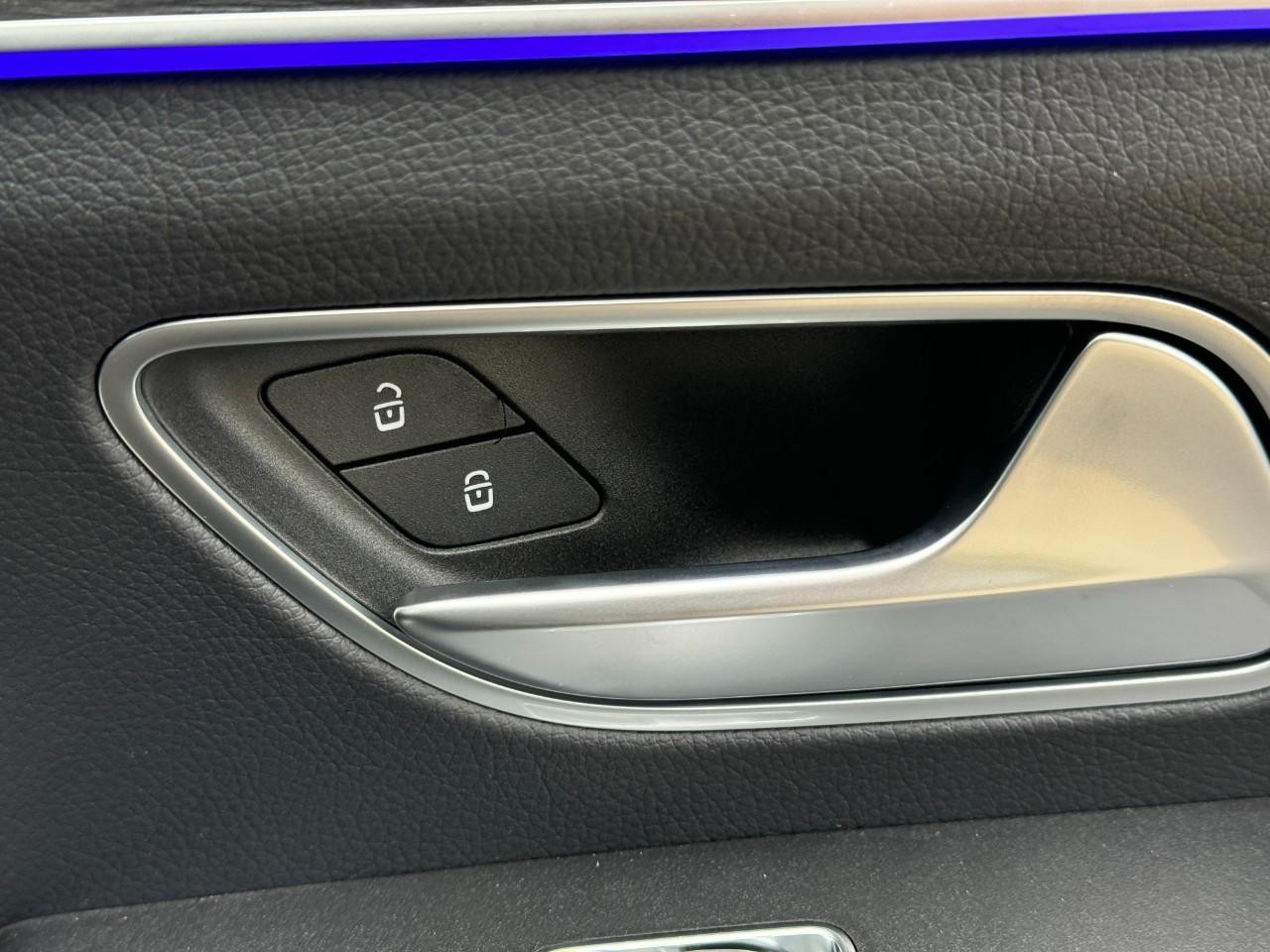 Mercedes-Benz GLE Vehicle Full-screen Gallery Image 21