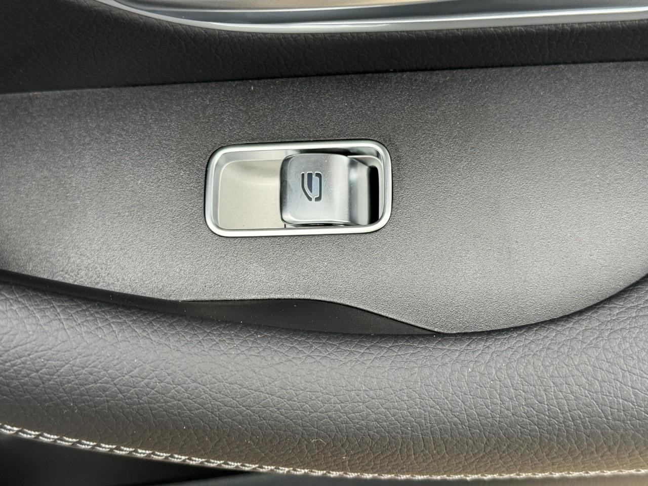 Mercedes-Benz GLE Vehicle Full-screen Gallery Image 22