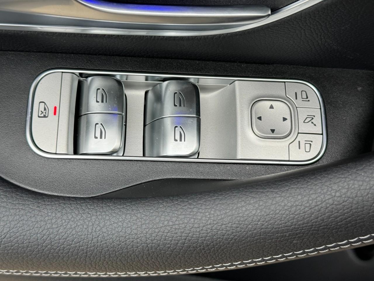 Mercedes-Benz GLE Vehicle Full-screen Gallery Image 26