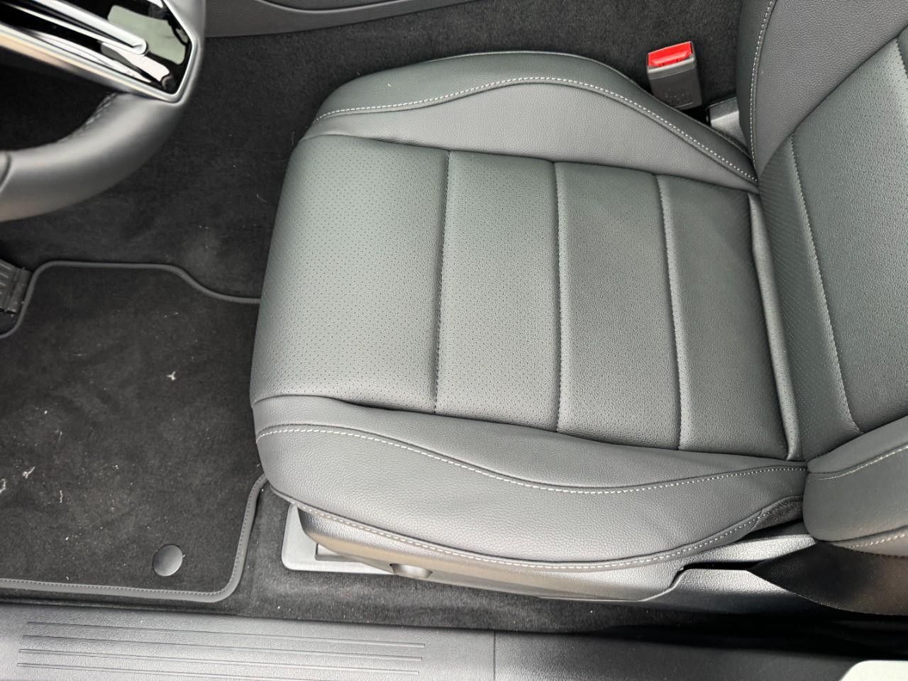 Mercedes-Benz GLE Vehicle Full-screen Gallery Image 29