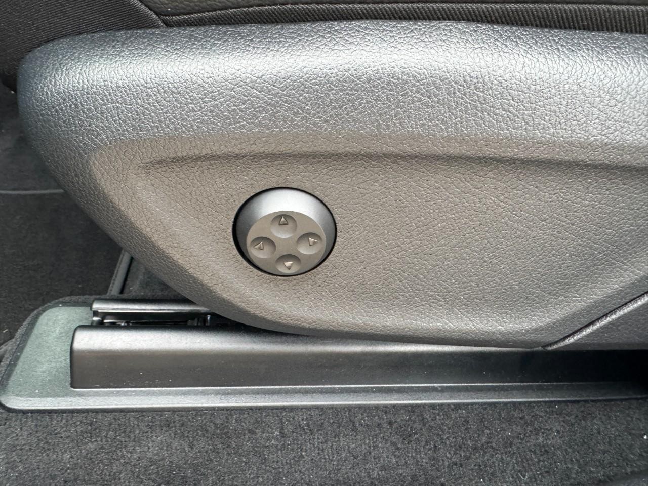 Mercedes-Benz GLE Vehicle Full-screen Gallery Image 30