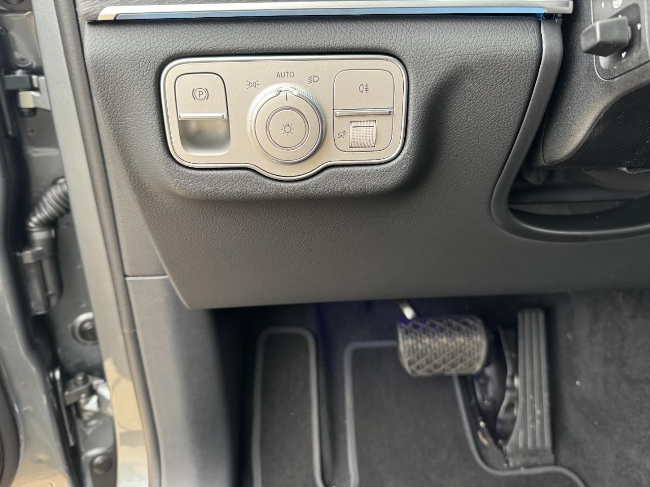 Mercedes-Benz GLE Vehicle Full-screen Gallery Image 31