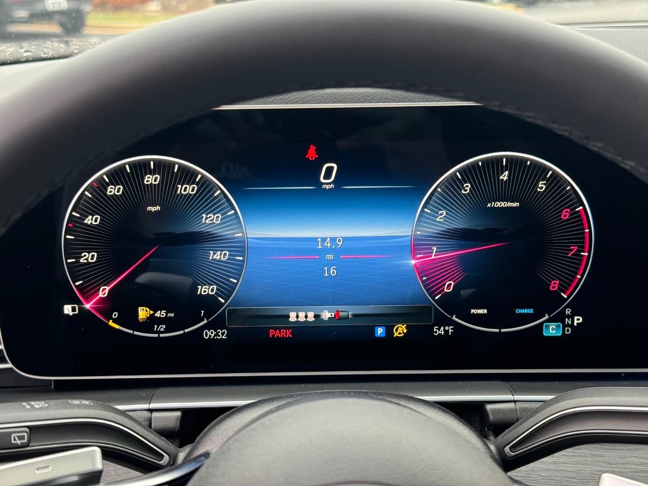 Mercedes-Benz GLE Vehicle Full-screen Gallery Image 34