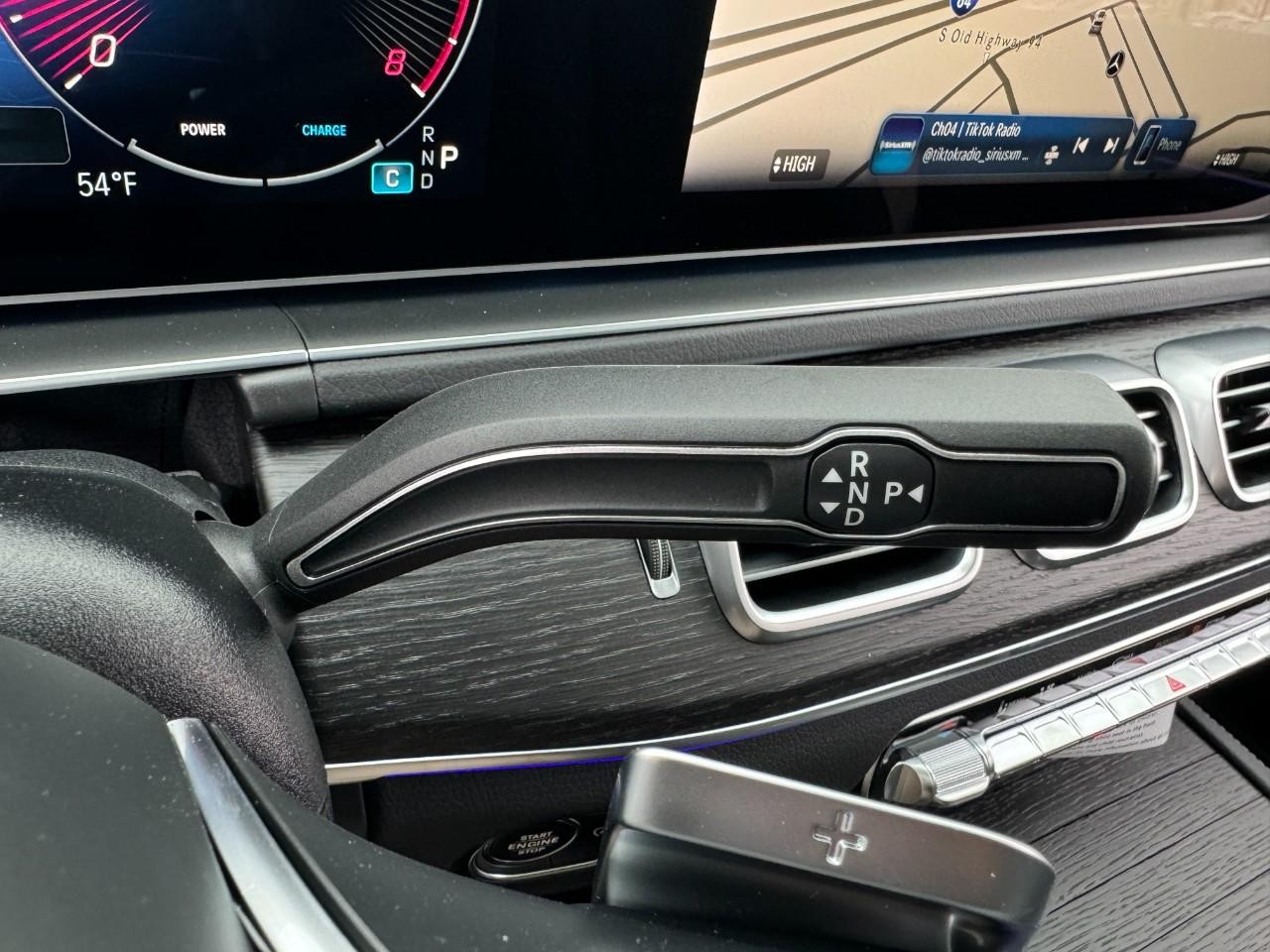 Mercedes-Benz GLE Vehicle Full-screen Gallery Image 35