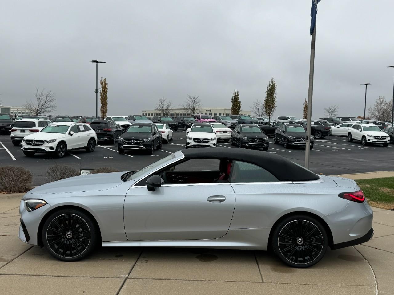 Mercedes-Benz CLE Vehicle Full-screen Gallery Image 2