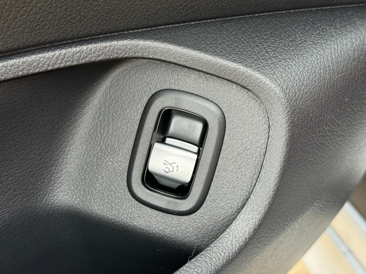 Mercedes-Benz CLE Vehicle Full-screen Gallery Image 25