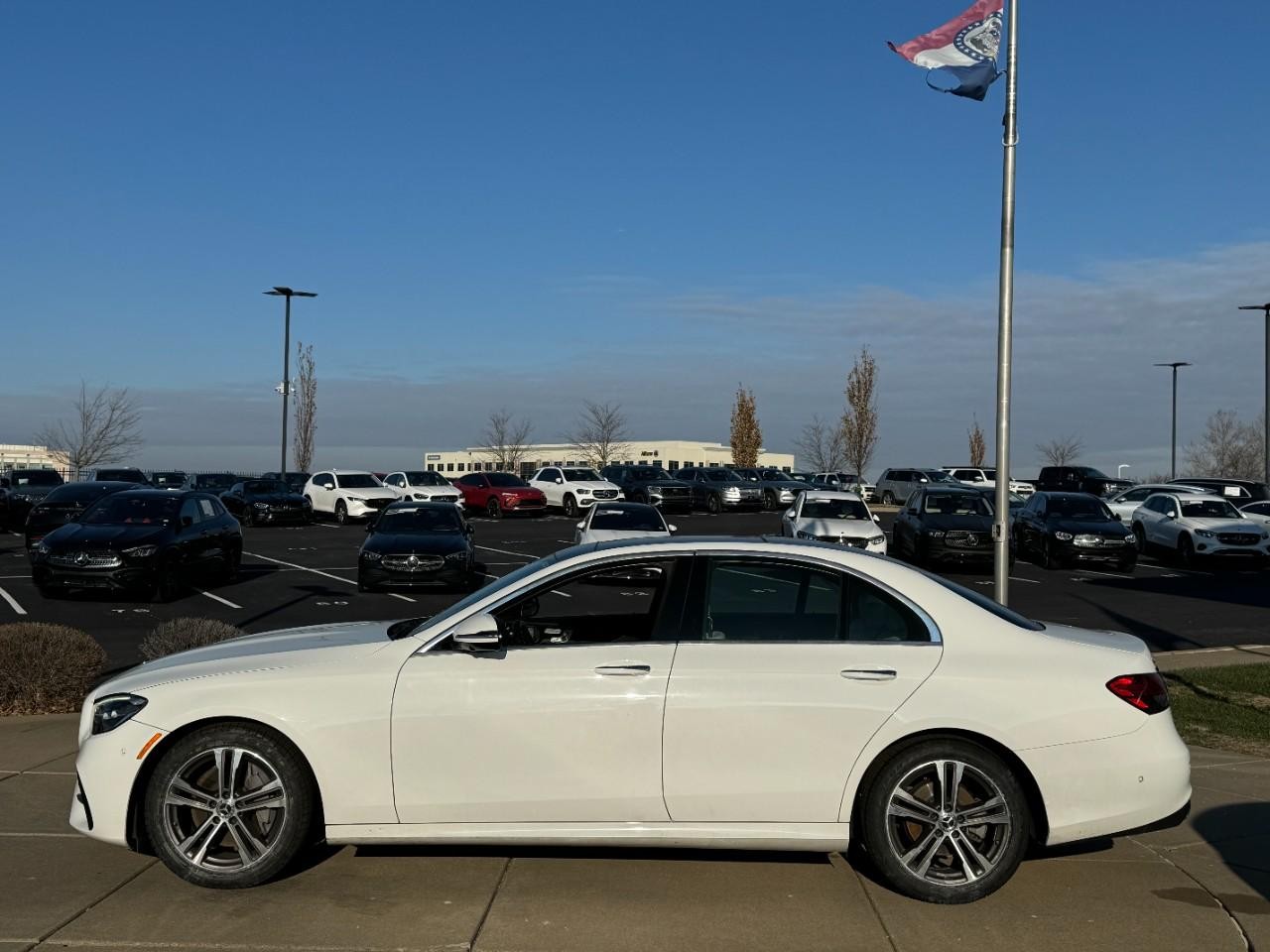 Mercedes-Benz E-Class Vehicle Full-screen Gallery Image 2