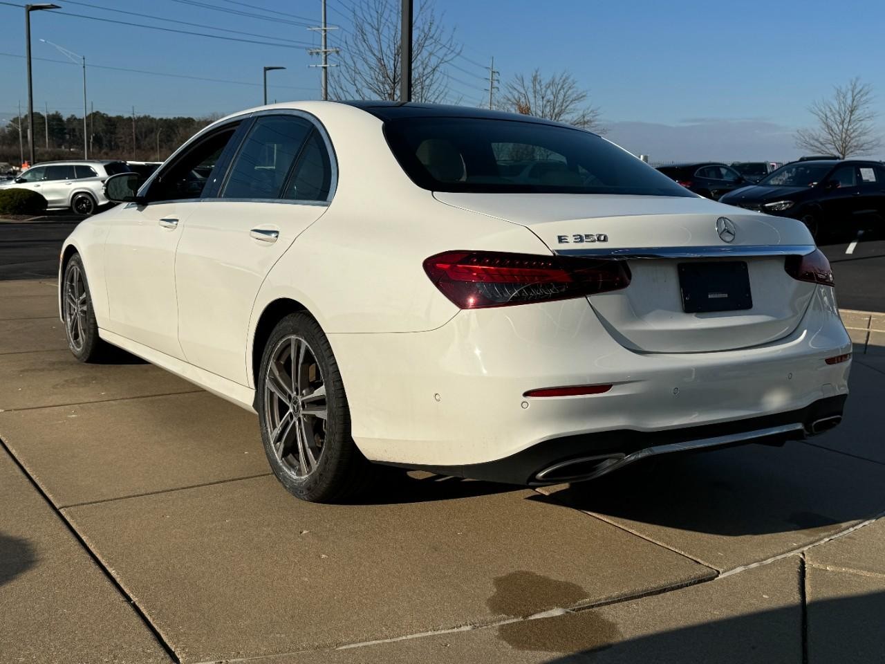 Mercedes-Benz E-Class Vehicle Full-screen Gallery Image 3