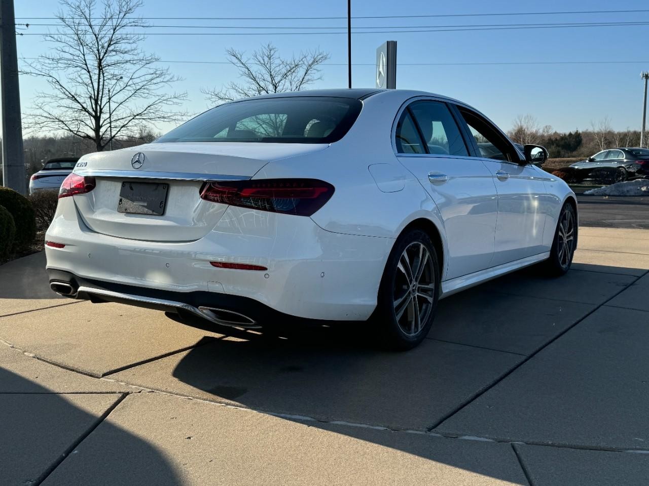 Mercedes-Benz E-Class Vehicle Full-screen Gallery Image 4