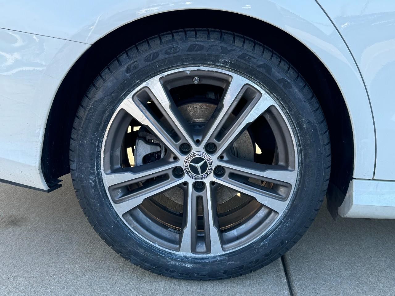 Mercedes-Benz E-Class Vehicle Full-screen Gallery Image 5