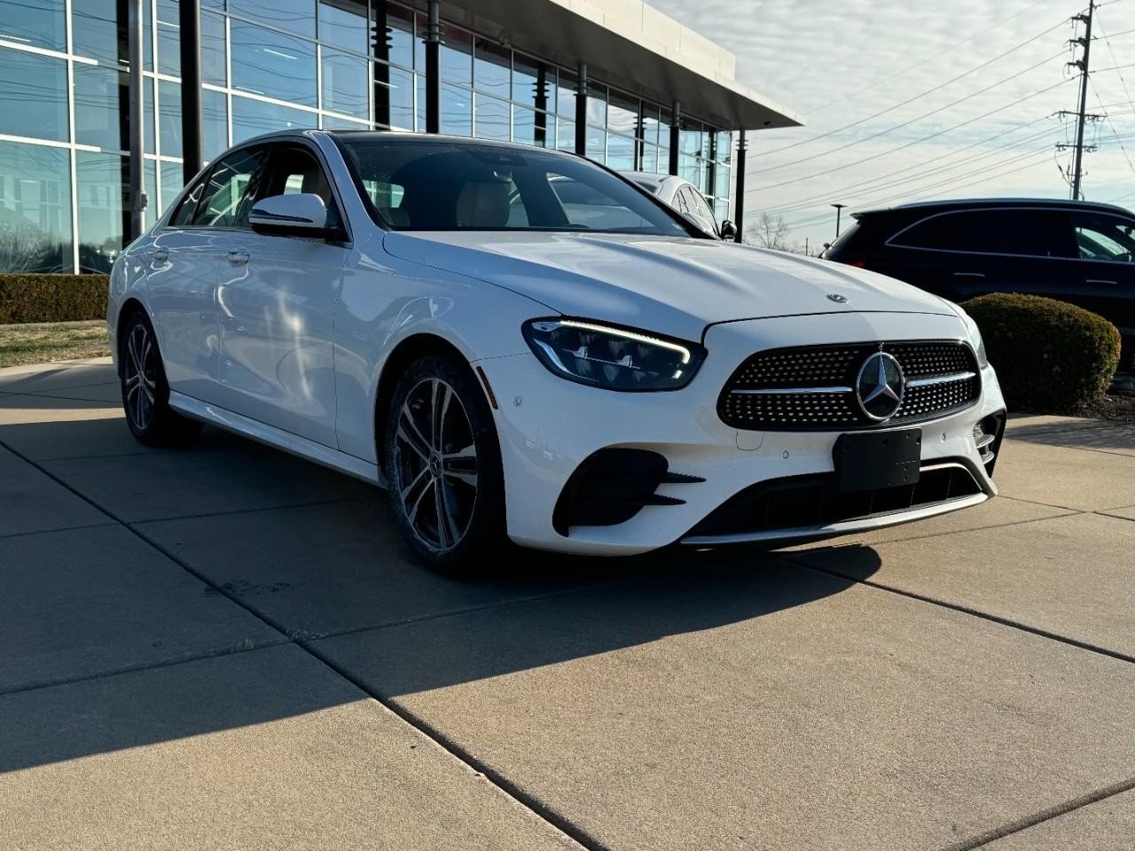 Mercedes-Benz E-Class Vehicle Full-screen Gallery Image 6