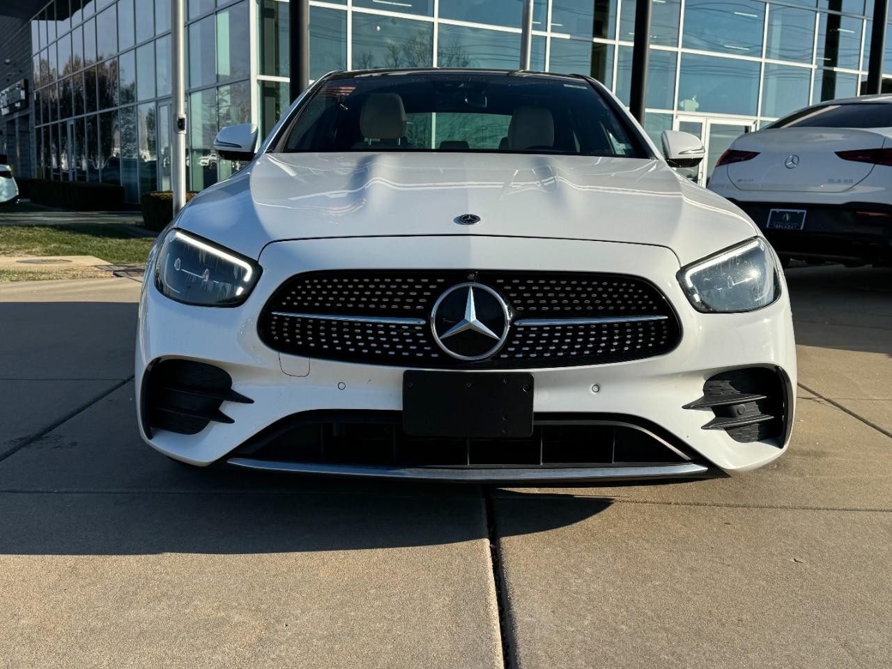 Mercedes-Benz E-Class Vehicle Full-screen Gallery Image 7