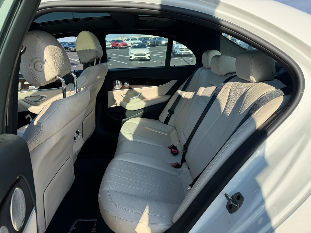 Mercedes-Benz E-Class Vehicle Full-screen Gallery Image 8