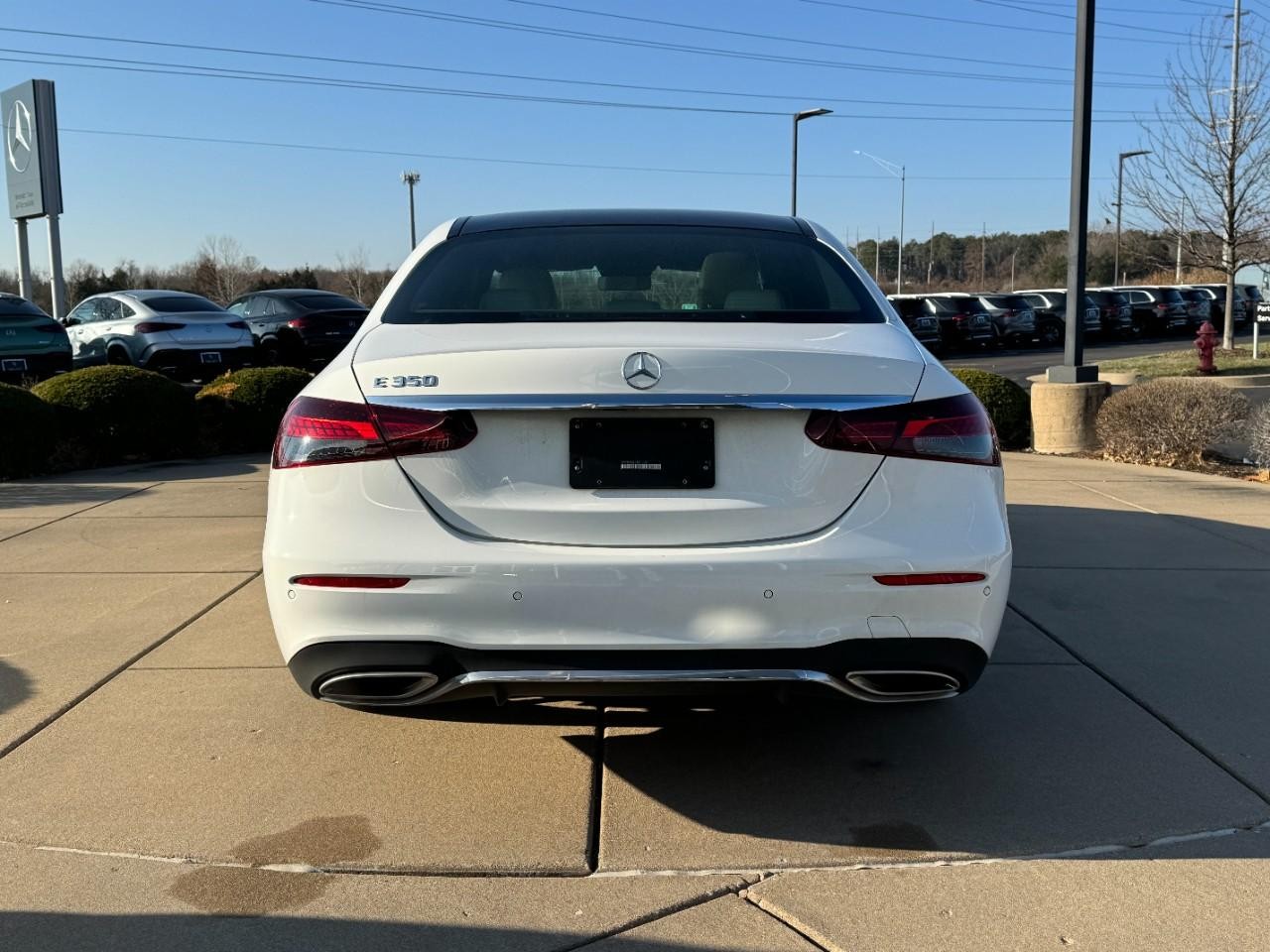 Mercedes-Benz E-Class Vehicle Full-screen Gallery Image 9