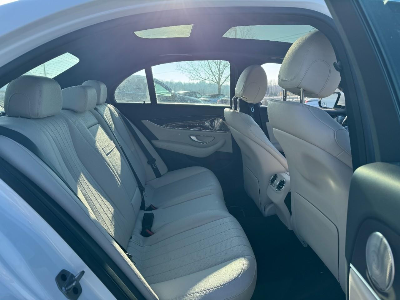 Mercedes-Benz E-Class Vehicle Full-screen Gallery Image 10