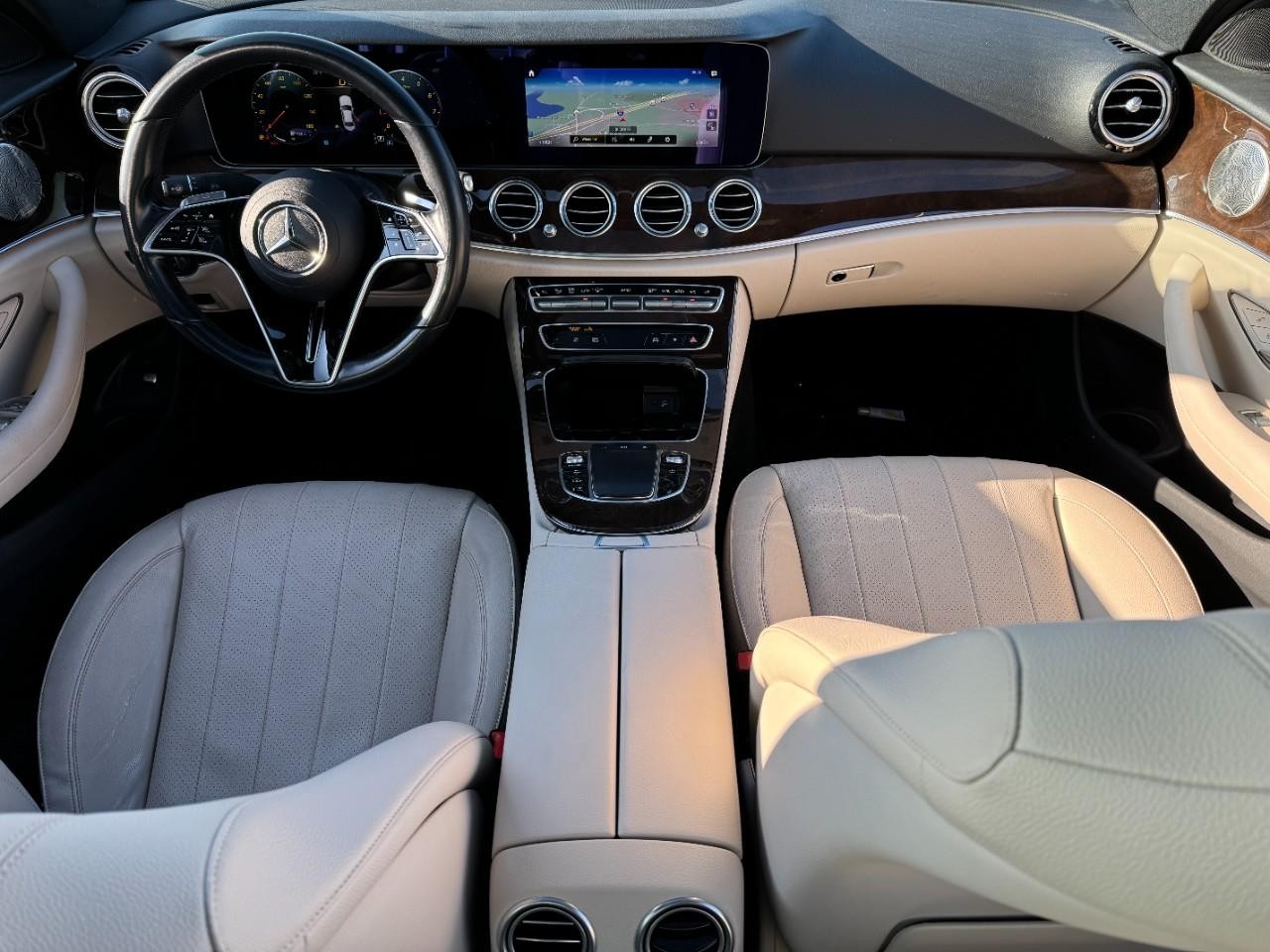 Mercedes-Benz E-Class Vehicle Full-screen Gallery Image 12