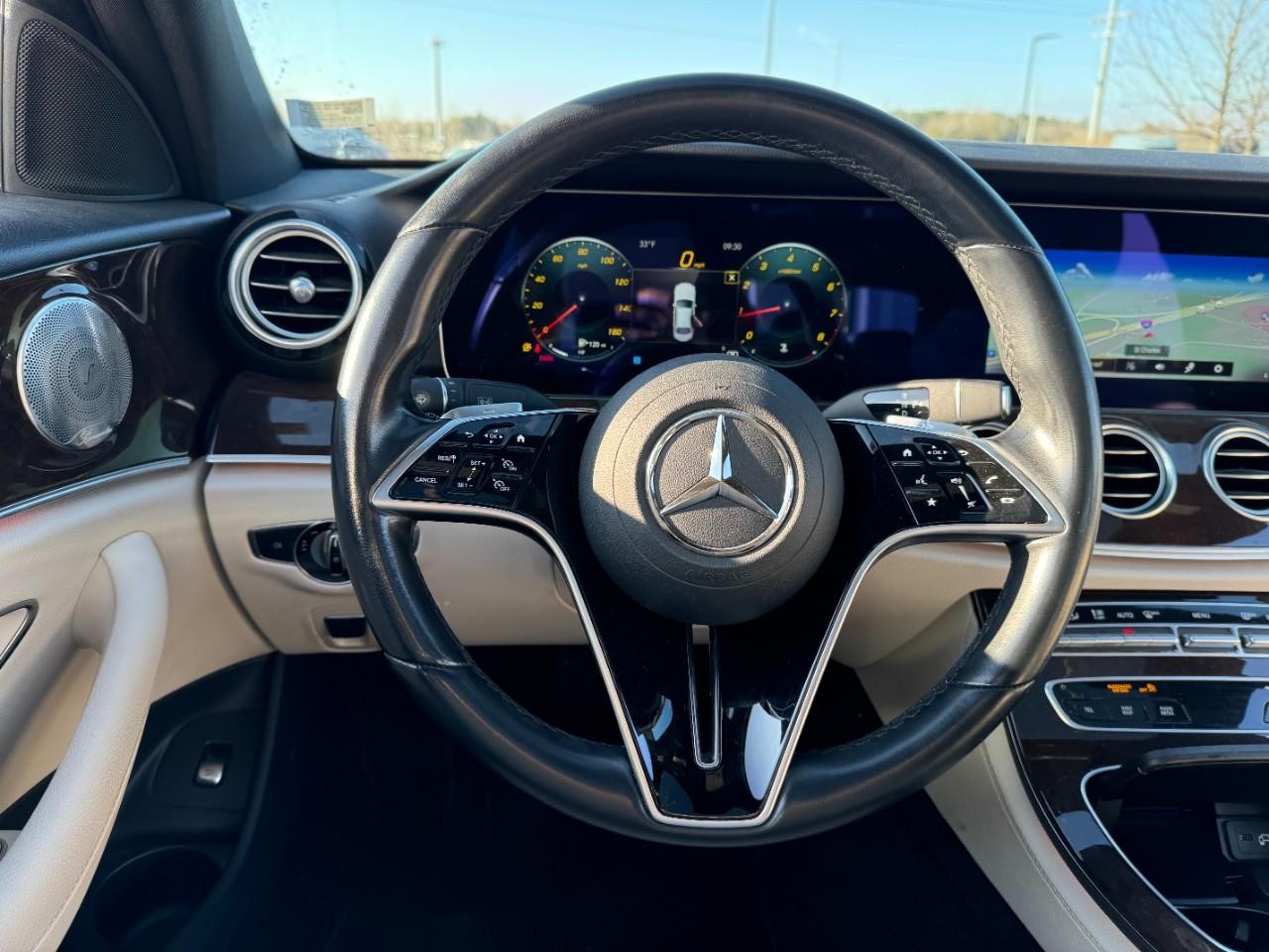 Mercedes-Benz E-Class Vehicle Full-screen Gallery Image 13