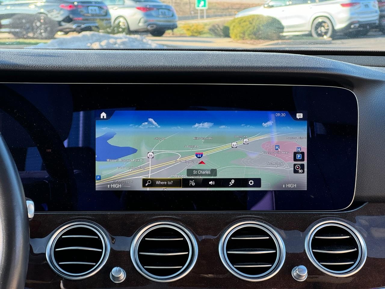 Mercedes-Benz E-Class Vehicle Full-screen Gallery Image 14