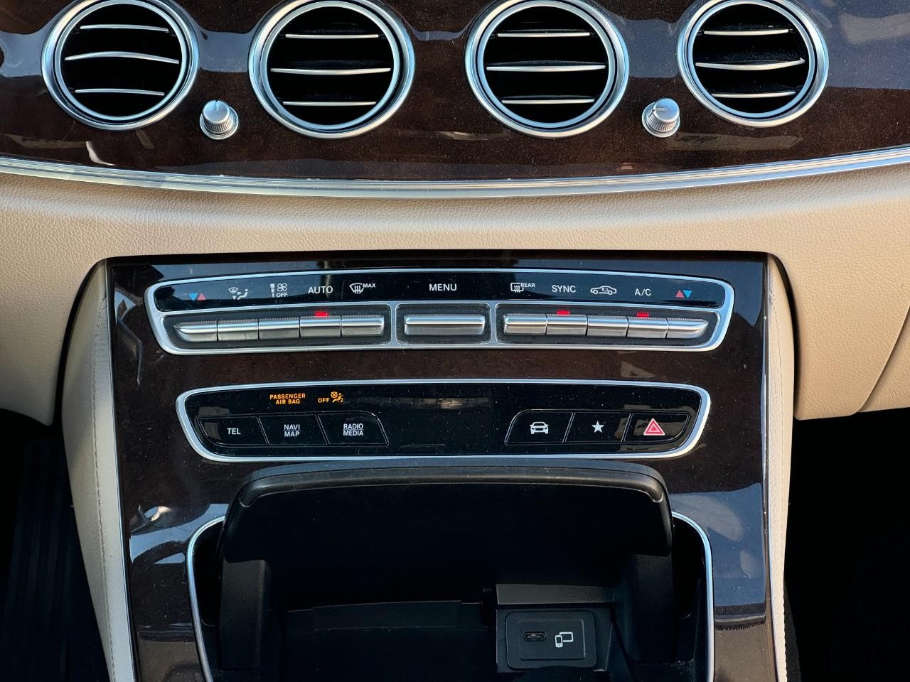 Mercedes-Benz E-Class Vehicle Full-screen Gallery Image 15