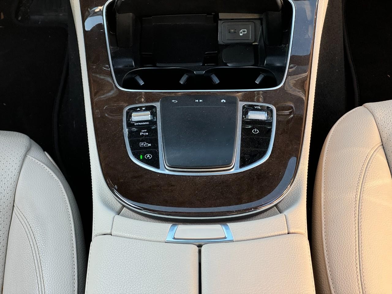 Mercedes-Benz E-Class Vehicle Full-screen Gallery Image 16