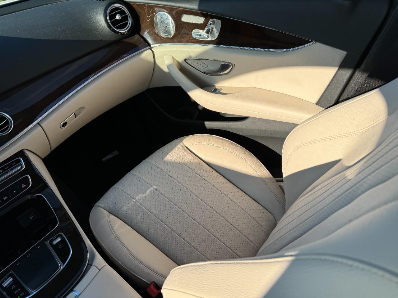 Mercedes-Benz E-Class Vehicle Full-screen Gallery Image 17