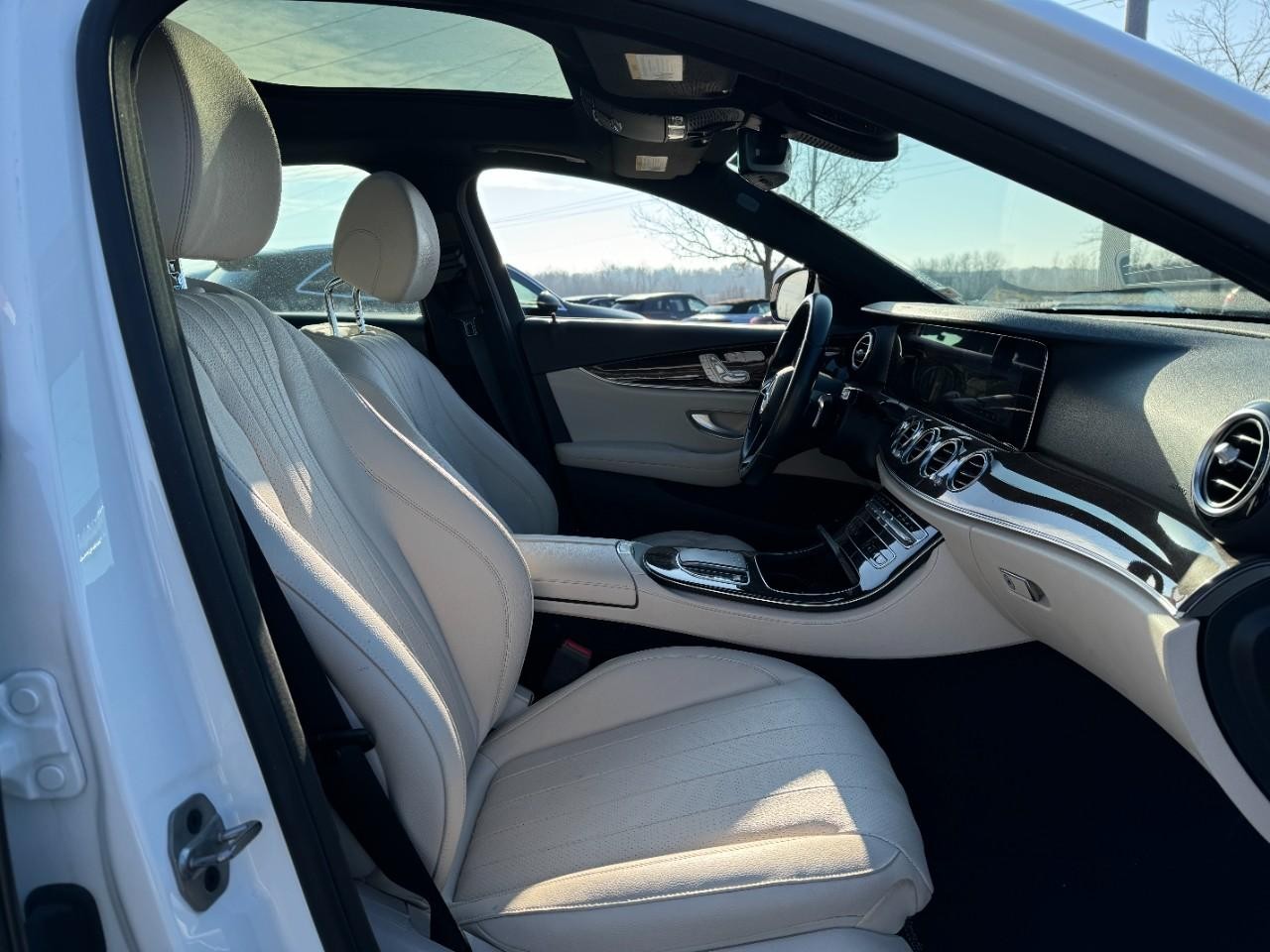 Mercedes-Benz E-Class Vehicle Full-screen Gallery Image 18