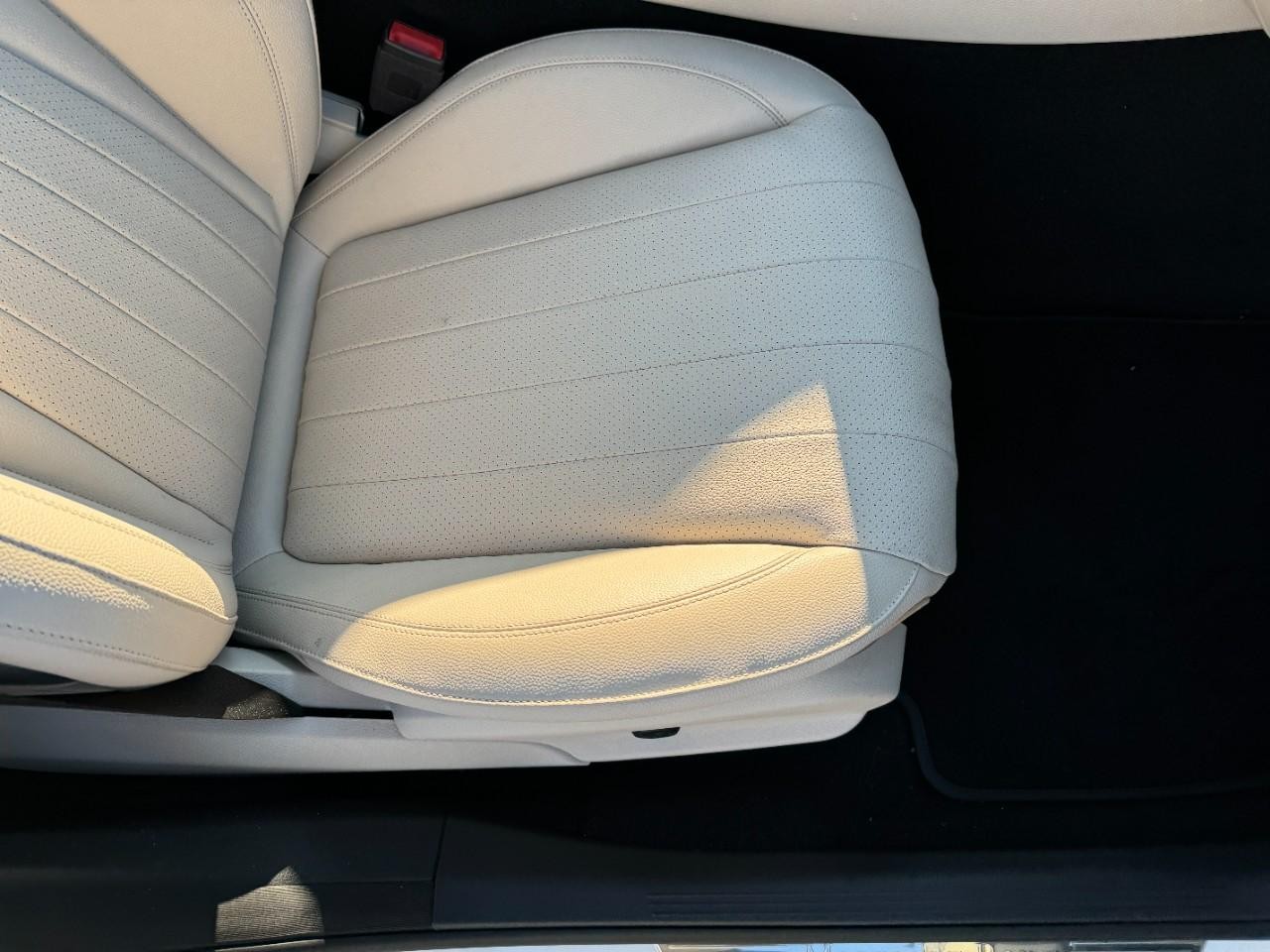 Mercedes-Benz E-Class Vehicle Full-screen Gallery Image 19