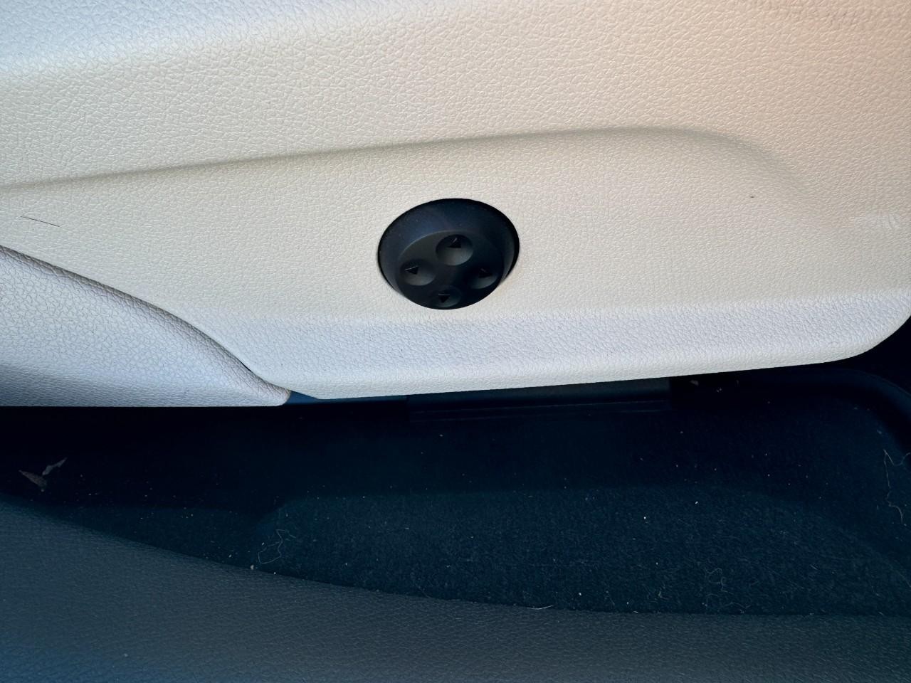 Mercedes-Benz E-Class Vehicle Full-screen Gallery Image 20