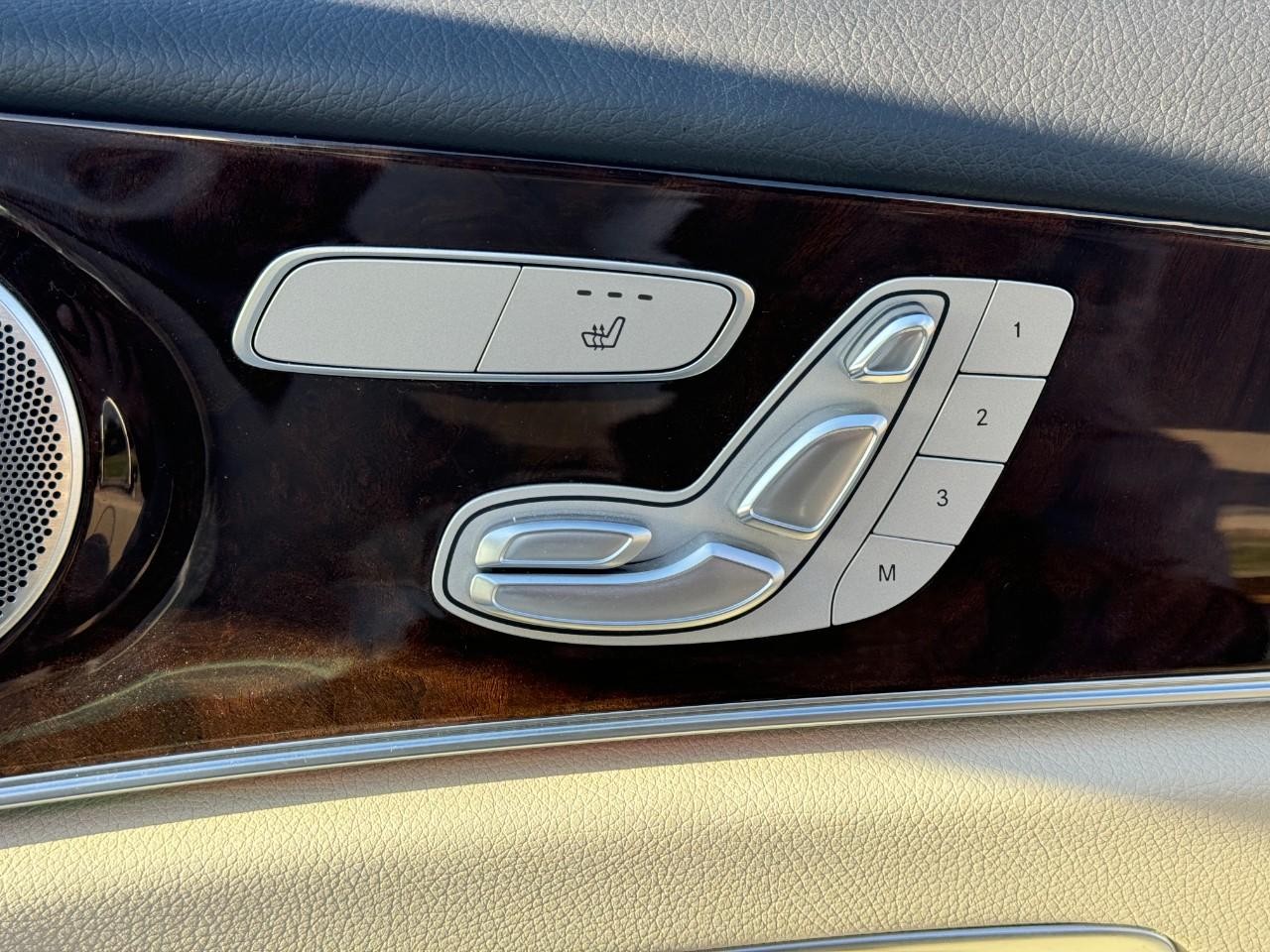 Mercedes-Benz E-Class Vehicle Full-screen Gallery Image 21