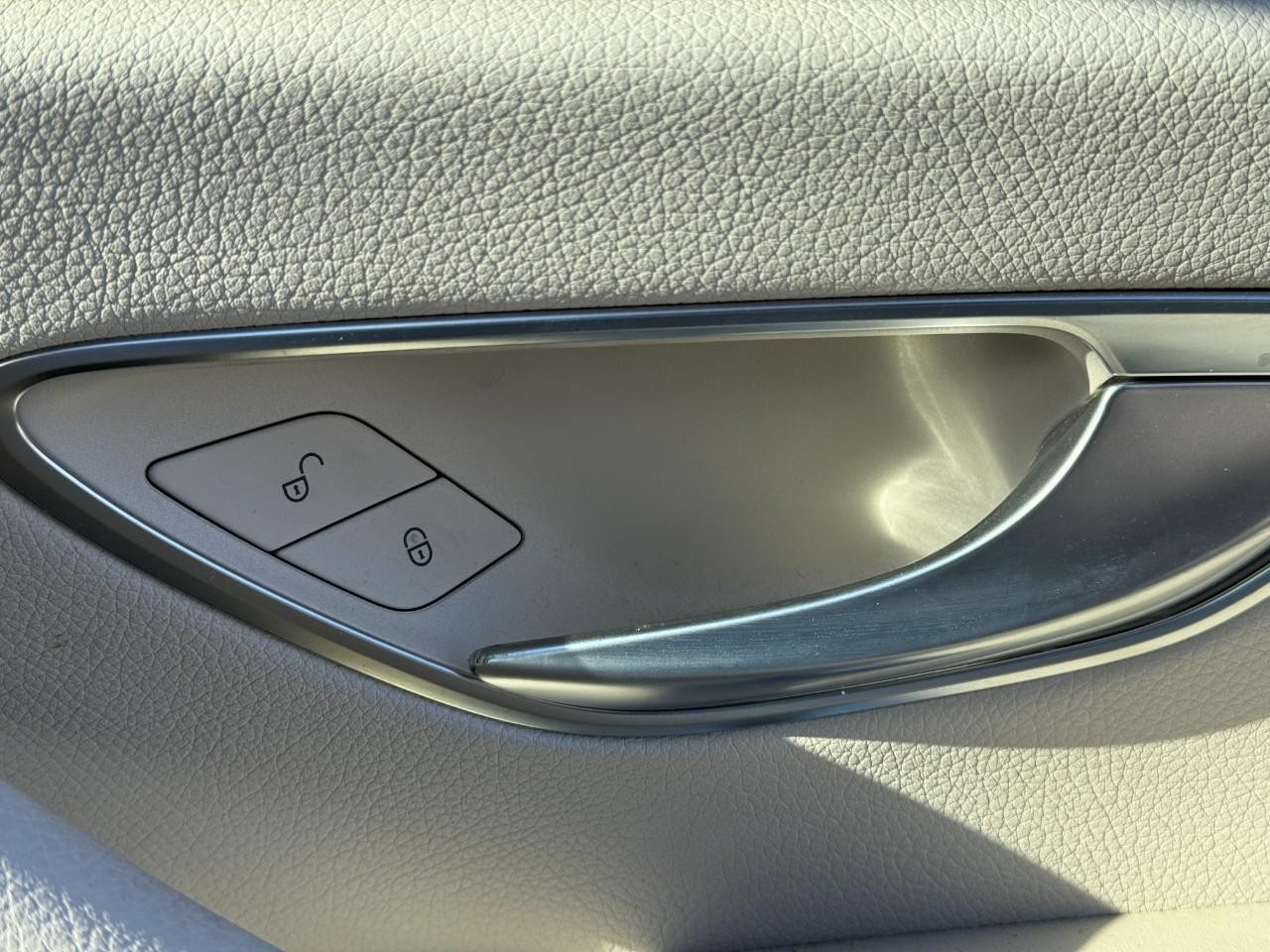 Mercedes-Benz E-Class Vehicle Full-screen Gallery Image 22