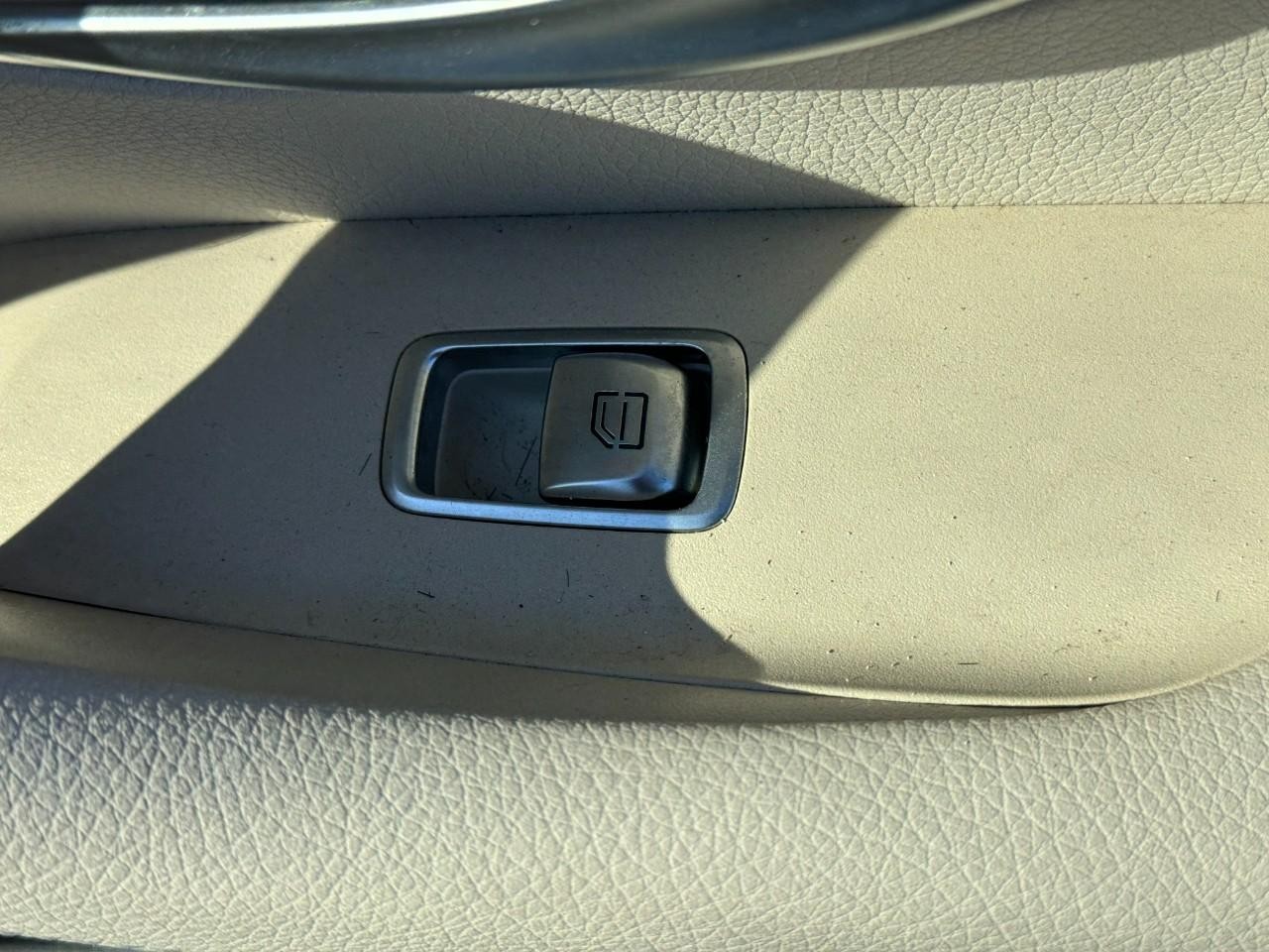 Mercedes-Benz E-Class Vehicle Full-screen Gallery Image 23