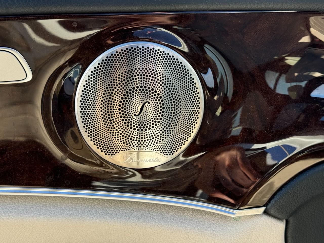 Mercedes-Benz E-Class Vehicle Full-screen Gallery Image 24