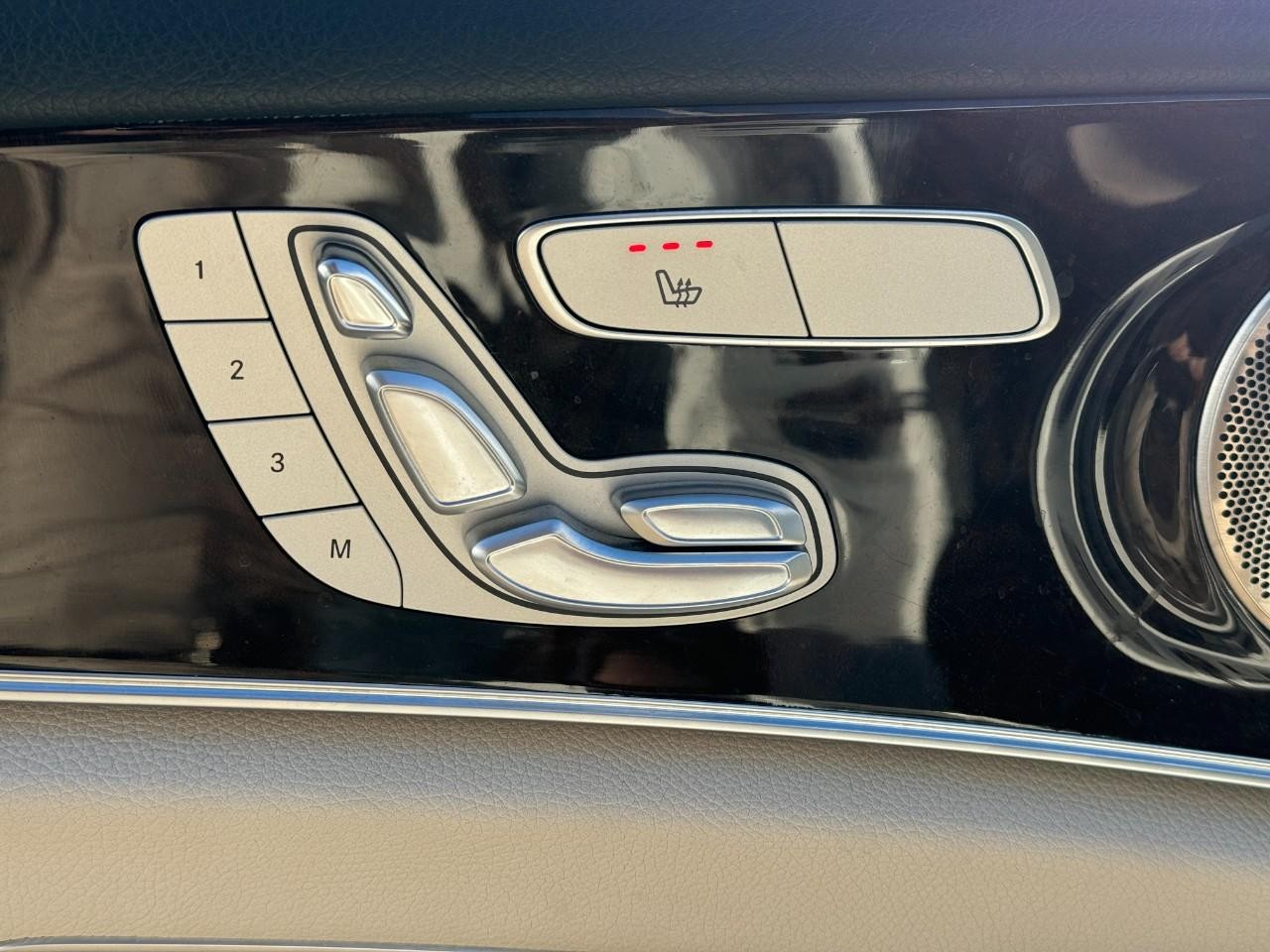 Mercedes-Benz E-Class Vehicle Full-screen Gallery Image 25